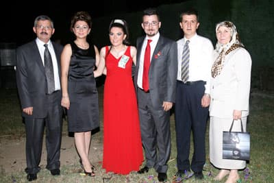 <p align="center"><font face="verdana,geneva" size="2">Saral Ailesi, oğulları &Ouml;zkan'ı evlendirmenin mutluluğunu yaşadı.</font></p>