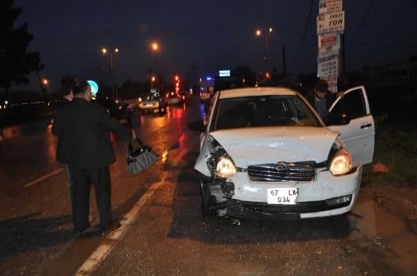 Akyazı'da iki otomobil kafa kafaya çarpıştı: 7 yaralı!