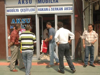 Sokak Ortasında Kendini Bıçakladı!