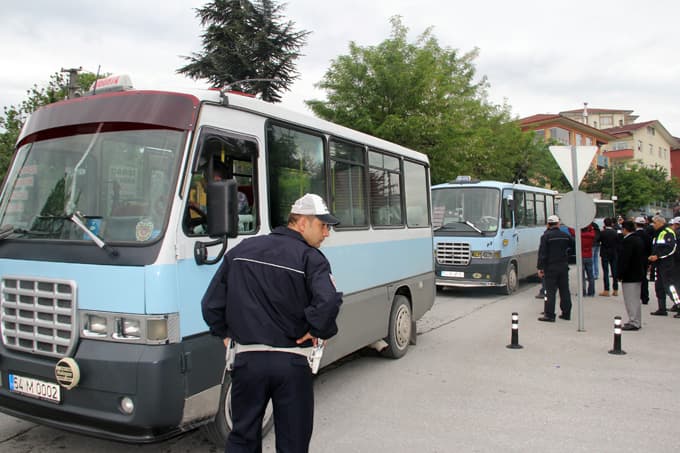 Minibüs ve dolmuşçular birbirine girdi!