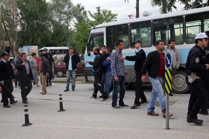Minibüs ve dolmuşçular birbirine girdi!