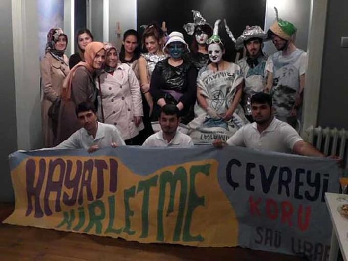 Üniversiteliler, atık malzemelerden kıyafet defilesi yaptı