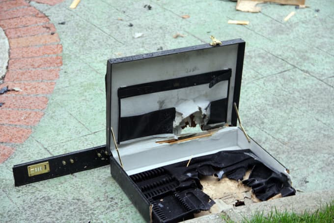 Parkta unutulan çanta polisi alarma geçirdi