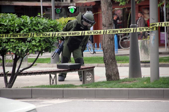 Parkta unutulan çanta polisi alarma geçirdi