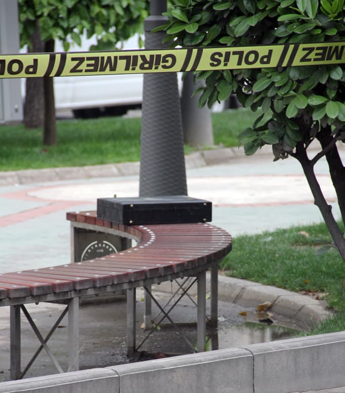 Parkta unutulan çanta polisi alarma geçirdi