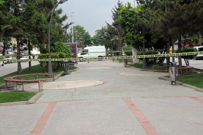 Parkta unutulan çanta polisi alarma geçirdi