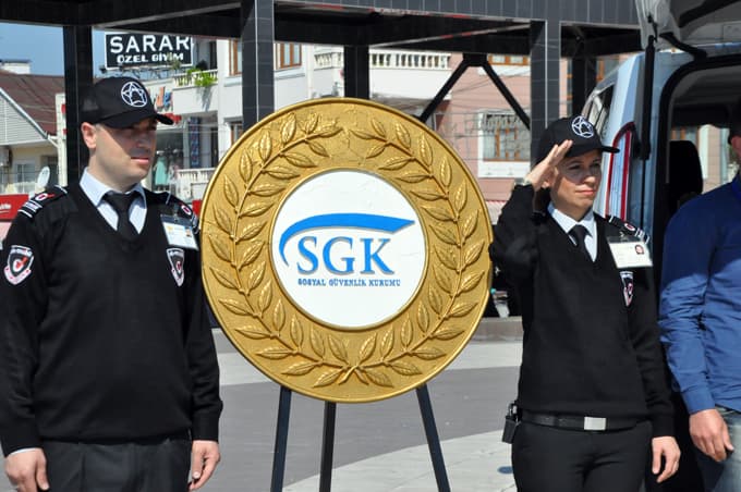 SGK Haftası nedeniyle Atatürk anıtına çelenk bırakıldı