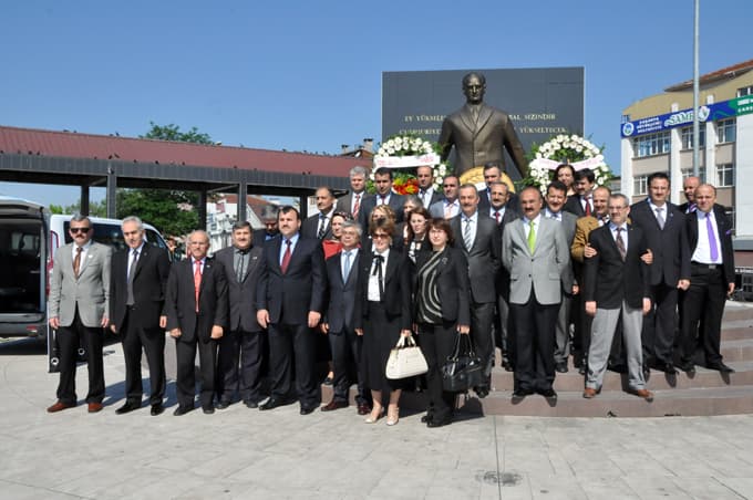 SGK Haftası nedeniyle Atatürk anıtına çelenk bırakıldı