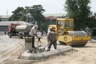 <font face="verdana,geneva" size="2">Şehir i&ccedil;i trafiğinin, kavşak d&uuml;zenleme &ccedil;alışmalarının tamamlanmasıyla daha rahat hale geleceğini s&ouml;yleyen Başkan Aziz Duran, <font color="#cc0000">&quot;Şehir i&ccedil;i trafiğini rahatlatmak adına kavşak d&uuml;zenleme &ccedil;alışmaları ger&ccedil;ekleştiriyoruz. Bu &ccedil;alışmalar tamamlandığında trafik akışı daha rahat hale gelecek. Bu d&uuml;zenlemelerle birlikte bazı yolları trafiğe kapatacağız, bazı yeni yollar a&ccedil;acağız. Mesela K&uuml;p&ccedil;&uuml;ler kavşağı ile Sakarbaba Caddesi'ni birbirine bağlayacağız. Kavşak d&uuml;zenleme &ccedil;alışmaları tamamlandıktan sonra sinyalizasyon &ccedil;alışmaları da ger&ccedil;ekleştireceğiz. Artık ışıklarda bekleme s&uuml;releri daha da azalacak. Trafik rahatlayacak.&quot;</font> dedi.<br /><br />Kavşak d&uuml;zenleme &ccedil;alışmalarını inceleyen Başkan Aziz Duran, &ccedil;evrede g&ouml;rd&uuml;ğ&uuml; vatandaşlarla da sohbet etti. Vatandaşların istek ve şikayetlerini dinleyen Başkan Duran, <font color="#cc0000">&quot;Sakarya'mızda g&uuml;zel gelişmeler oluyor. Şehrimiz gelişiyor, b&uuml;y&uuml;yor. B&uuml;y&uuml;yen şehrimizin tabi yeni problemleri de ortaya &ccedil;ıkıyor. Bu problemleri &ccedil;&ouml;zmek i&ccedil;in elimizden geldiğince &ccedil;alışıyoruz. Kavşaklarımız ihtiyaca cevap vermiyordu mesela. Şimdi onları elden ge&ccedil;iriyoruz. Sorunlarımızı artık en aza indirmiş durumdayız.&quot;</font> diye konuştu. Başkan Duran, yol &uuml;zerindeki esnaf ve kahvehaneleri de ziyaret etti.</font>