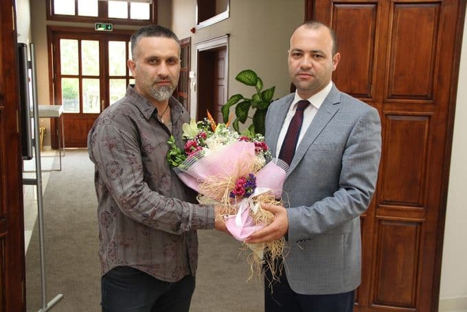 Karışık tekniğin modern eserleri Sanat Galerisi'nde