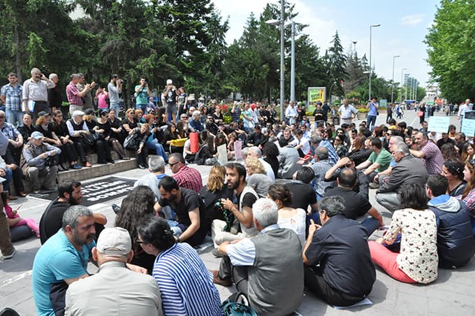 KESK, Soma'da yitirilen canlar için oturma eylemi yaptı