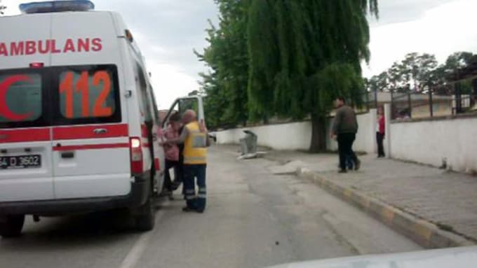 Evden uzaklaştırma cezası alan eşini görünce sinir krizi geçirdi