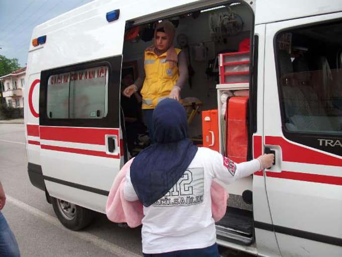 Evden uzaklaştırma cezası alan eşini görünce sinir krizi geçirdi