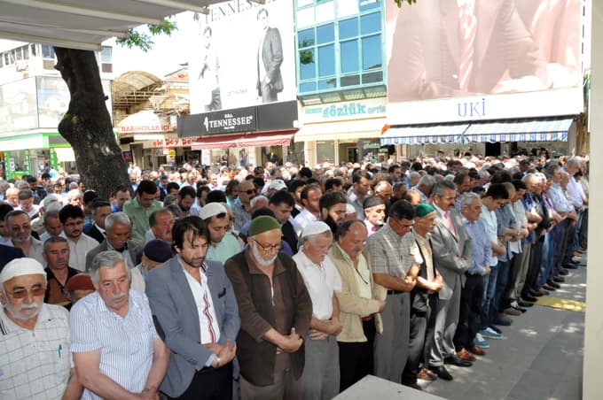 Ölen madenciler için gıyabi cenaze namazı kılındı