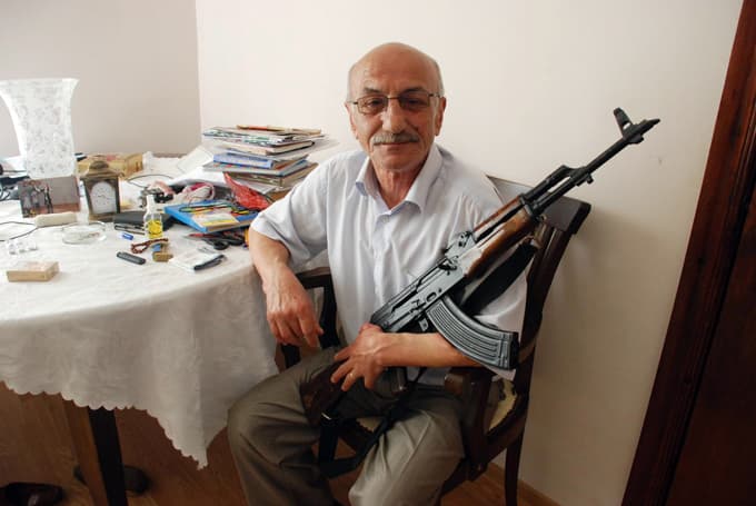 Turist olarak geldiği ülkede general oldu