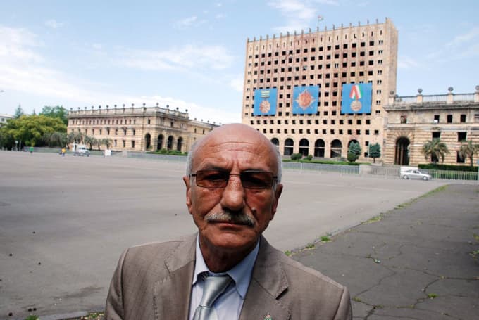 Turist olarak geldiği ülkede general oldu
