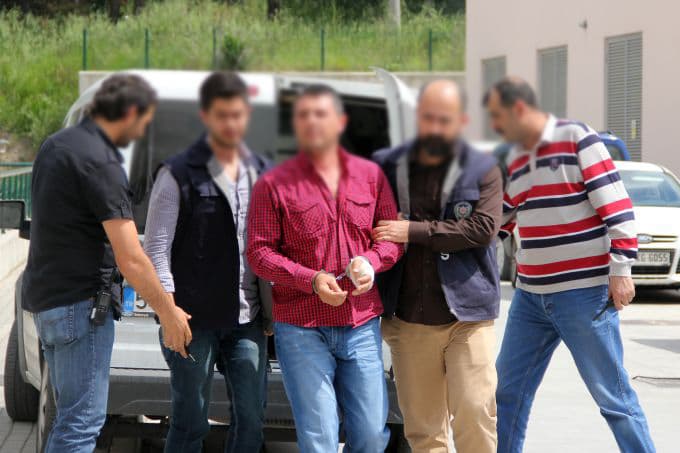 Site içinde rastgele ateş açınca, genç kızı öldürdü
