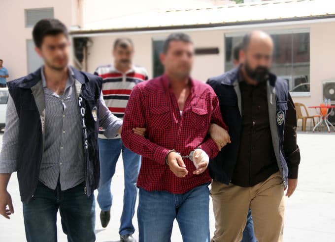 Site içinde rastgele ateş açınca, genç kızı öldürdü