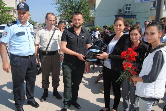 Polis, motosiklet sürücülerine kask hediye etti 