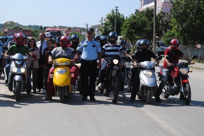 Polis, motosiklet sürücülerine kask hediye etti 