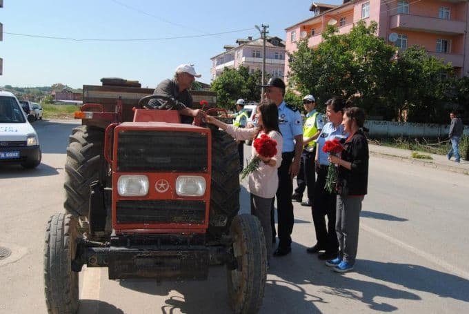 Polis, motosiklet sürücülerine kask hediye etti 
