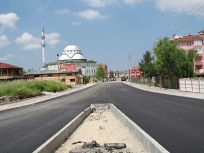 <p><font face="verdana,geneva" size="2">Asfalt sezonuna Arabacıalanı Mahallesi'nde genişletilerek, alt yapısı yenilenen sokaklarla başlayan Serdivan Belediyesi, devamında İstiklal Mahallesi'nde Sanayi Caddesi'nin yerleşim alanlarının olduğu kısmındaki sokakların t&uuml;m&uuml;n&uuml; asfaltlamıştı. Şimdi de Bah&ccedil;elievler Mahallesi'nde bulunan parsel yolları ve bunların bağlandığı Safrancık Caddesi'nde asfalt &ccedil;alışmalarını tamamlayan Serdivan Belediyesi, yaklaşık 15 g&uuml;nde 5 kilometreyi aşan asfalt d&ouml;kerek bu alanda bir rekora da imza attı.</font></p><p><font face="verdana,geneva" size="2">Serdivan Belediye Başkanı Zeki To&ccedil;oğlu, hedeflerinin &ouml;ncelikle alt yapı ile ilgili problemi kalmayan bir belde olduğunu vurgulayarak, <font color="#cc0000">&quot;Alt yapıyı kalıcı &ccedil;&ouml;z&uuml;me ulaştırmadan, asfalt d&ouml;kmek istemiyoruz. Bunu her yerde de halkımızla paylaşıyoruz. B&ouml;yle maliyetli yatırımların bir kez ve sağlıklı yapılmasından yanayız. Halkımız bu konuda bize inandığı i&ccedil;in anlayış g&ouml;stermektedir. Bu yıl programda yer alan t&uuml;m &ccedil;alışmaları aksatmadan tamamlayacağız. Serdivanlı hemşehrilerimin g&ouml;sterdiği anlayışa teşekk&uuml;r ederim.&quot;</font> dedi.</font></p>