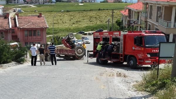 Şaha kalkan traktör ile römork arasına sıkıştı