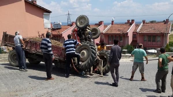 Şaha kalkan traktör ile römork arasına sıkıştı