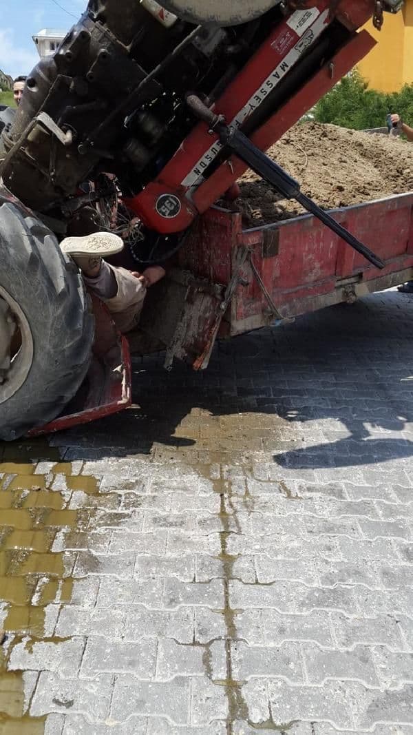 Şaha kalkan traktör ile römork arasına sıkıştı