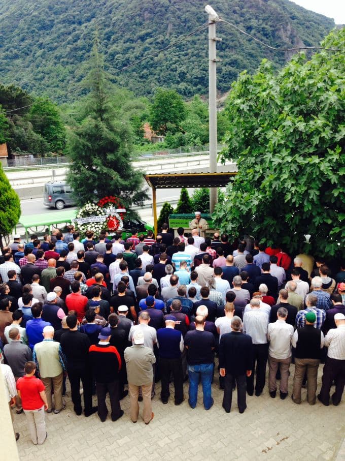 Site içinde rastgele ateş açınca, genç kızı öldürdü