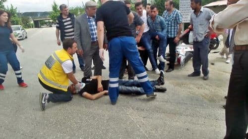 Sapanca'da motosiklet otomobille çarpıştı