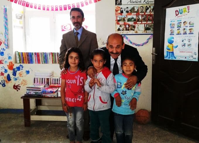 Gönüllüler köy okullarına yardım taşıyor