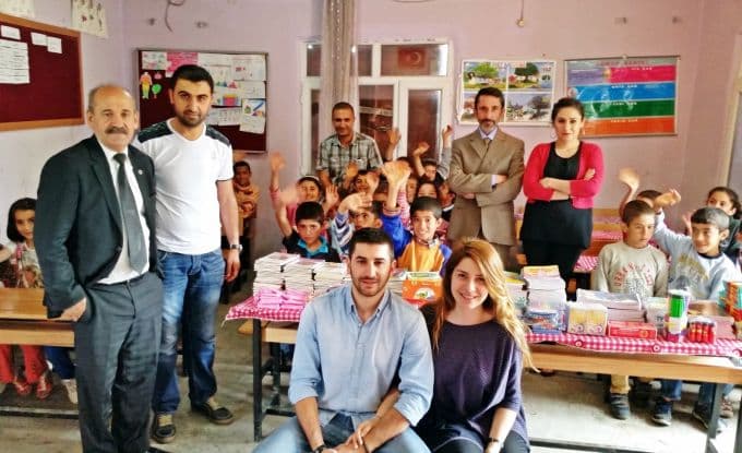 Gönüllüler köy okullarına yardım taşıyor