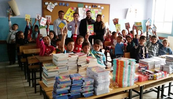 Gönüllüler köy okullarına yardım taşıyor