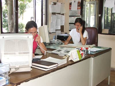 <p><font face="verdana,geneva" size="2">Operat&ouml;re ulaştığınızda SEDAŞ arıza servisinde bir yılı aşkın s&uuml;redir g&ouml;rev yapan bayan operat&ouml;rler, size arıza hakkında bilgi verecek ya da ihbarınızı bizzat sizden alarak değerlendirilmesi i&ccedil;in sahadaki ekipleri adresinize y&ouml;nlendirecekler. SEDAŞ'ta g&ouml;rev yapan bayan operat&ouml;rler telefonda en &ccedil;ok elektrik kesintisi olduğunda telefonlarla enerjinin ne kadar s&uuml;rede geleceği hakkında soru sorulduğunu, ayrıca ikinci sırada en &ccedil;ok lamba ihbarı vermek isteyen vatandaşlara yardımcı olmak i&ccedil;in telefon g&ouml;r&uuml;şmesi yaptıklarını belirtirken, bilgisayar &uuml;zerinden kayıtları tek tek aldıklarını ve bu ihbarların değerlendirildiğini s&ouml;ylerken, <font color="#cc0000">&quot;Hizmet bekleyen insanlara yardımcı olmak &ccedil;ok g&uuml;zel, sahadaki arkadaşlarımız enerji altında d&uuml;nyanın en riskli işlerinden birini yapıyor, arızaları her zaman en kısa s&uuml;rede gidermeye &ccedil;alışıyorlar, biz de en &ccedil;ok bu konuda vatandaşlarımızı bilgilendiriyoruz. İşimizi severek yapıyoruz.&quot;</font> diyorlar.</font></p>
