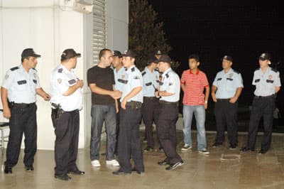 <font face="verdana,geneva" size="2">&Ouml;te yandan &ccedil;ıkan olaylar sırasında biri vatandaş, diğeri polis memuru olmak &uuml;zere 2 kişi de darp edildi. İsmi &ouml;ğrenilemeyen vatandaş ile polis memuru Nahit Kanca (34), ToyotaSa İlk Yardım ve Travmatoloji Hastanesi'ne kaldırılarak, tedavi altına alındı.<br /><br />Olayın ardından Sakarya Valisi H&uuml;seyin Atak ve Sakarya İl Emniyet M&uuml;d&uuml;r&uuml; Faruk &Uuml;nsal, hastaneye gelerek, olayla ilgili bilgi aldı. Vali Atak, <font color="#cc0000">&quot;Kaza sonucu meydana gelen olay sebebiyle &ccedil;ok &uuml;zg&uuml;n&uuml;z. Olayla ilgili bir polis memuru g&ouml;zaltına alındı. Ekiplerimiz kargaşaya m&uuml;dahale etmek i&ccedil;in b&ouml;lgeye gittiği sırada, tarafları dağıtmak i&ccedil;in havaya ateş a&ccedil;mış. Daha sonra bir polis memurumuz silahını yerine koyarken, silah ateş almış ve meslektaşımız Sargın'a isabet etmiş. Ağır yaralı olarak hastaneye kaldırılan meslektaşımız ne yazık ki kurtarılamayarak şehit d&uuml;şm&uuml;şt&uuml;r. Bu talihsiz olay nedeniyle son derece &uuml;zg&uuml;n&uuml;z.&quot;</font> dedi.<br /><br />Bu arada savcılık olaya el koyarken, şehit olan polis memuru Sargın'ın cenazesinin Adli Tıp Kurumu'na g&ouml;nderileceği &ouml;ğrenildi.</font>