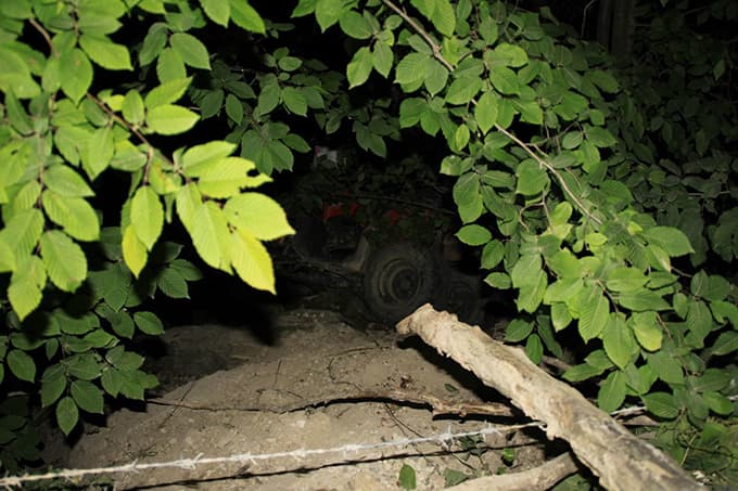 Sapanca'da arazi aracı şarampole devrildi