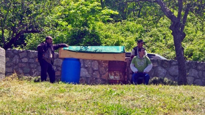 Sapanca'da arazi aracı şarampole devrildi