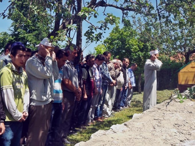 Sapanca'da arazi aracı şarampole devrildi