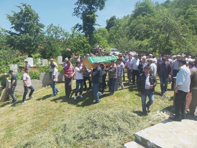 Sapanca'da arazi aracı şarampole devrildi