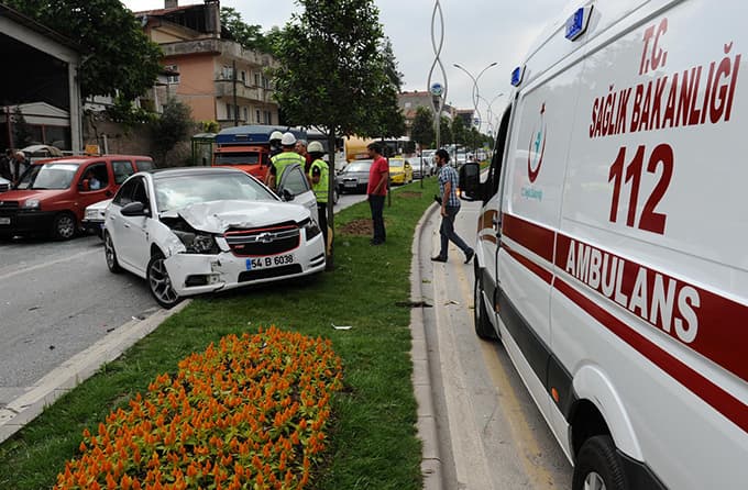 Orhan Gazi Caddesi'nde trafik kazası: 4 yaralı