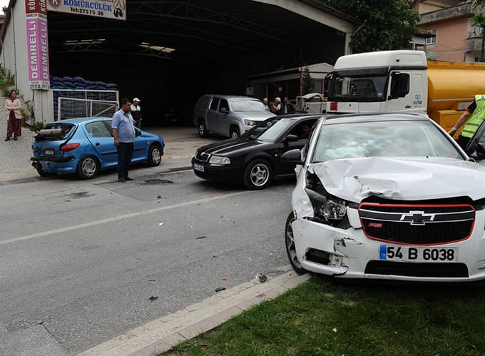 Orhan Gazi Caddesi'nde trafik kazası: 4 yaralı