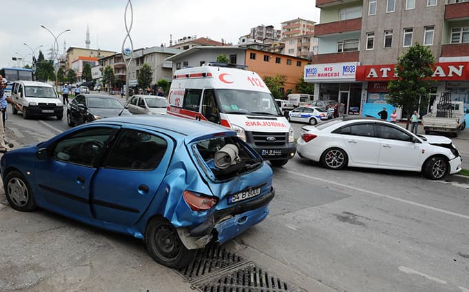Orhan Gazi Caddesi'nde trafik kazası: 4 yaralı