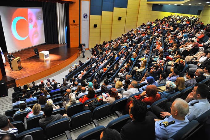 SAÜ'de 'çocuk güvenliği' konferansı düzenlendi