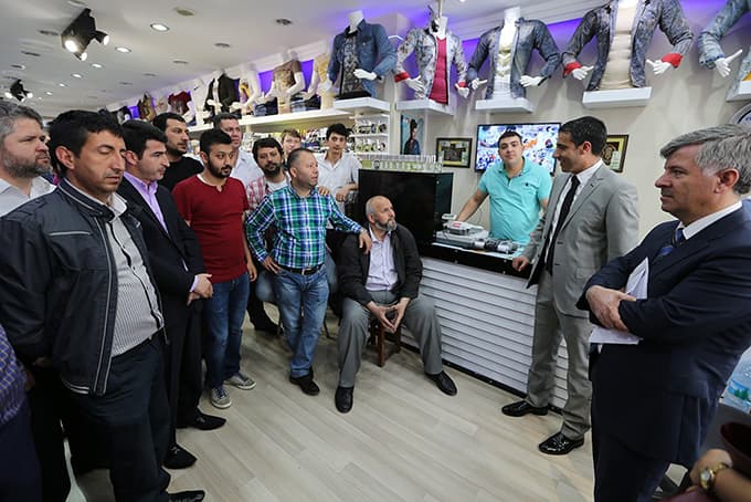 Bölge esnafı imza topladı: 'trafiğe kapatılsın!' dedi