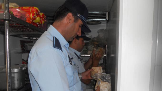Sapanca'da zabıta ekipleri iş yerlerini denetledi