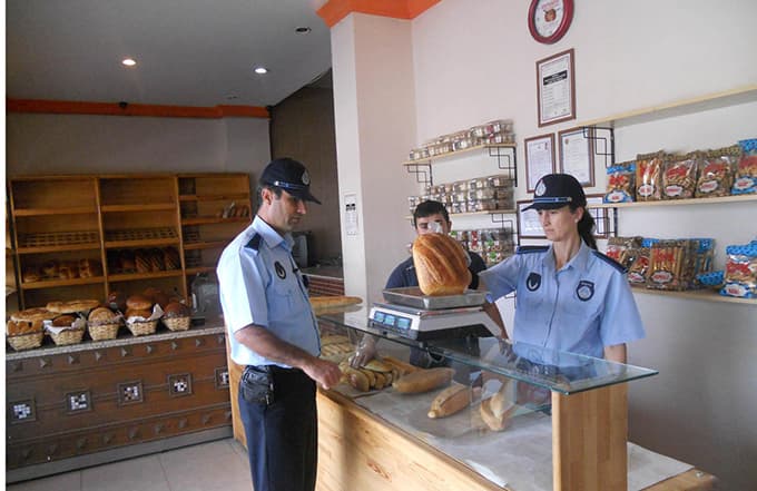 Sapanca'da zabıta ekipleri iş yerlerini denetledi