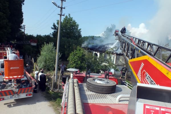 Cuma okumasındayken evleri yandı