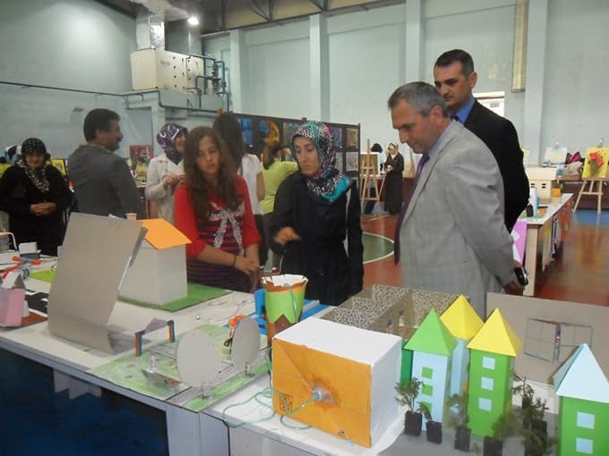 Öğretmen, öğrenci ve veliler birlikte sergi açtı