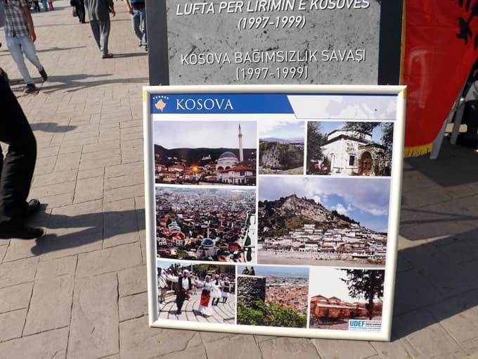 AKM önünde Kosova savaşları konulu sergiye büyük ilgi 